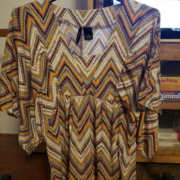 NEW Direction Top with flared 3/4 length sleeves - Picture 1 of 7